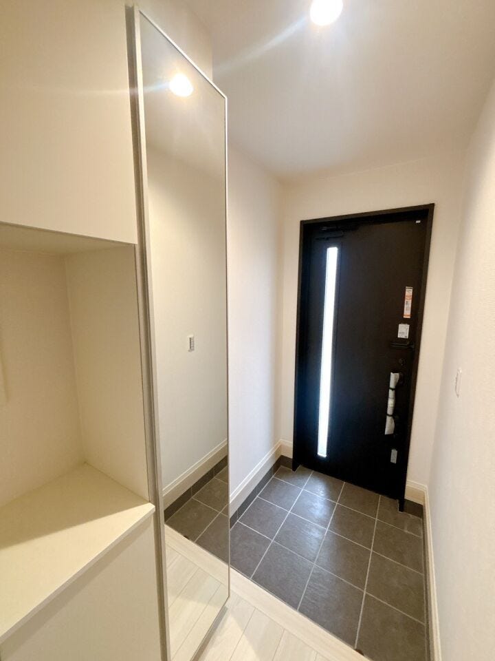 【姿見付きシューズボックス】
姿見が玄関にあることで、外出前の身だしなみチェックがスムーズにできます!
全身のバランスをその場で確認でき、忙しい朝の身だしなみチェックもスムーズに行えます♪