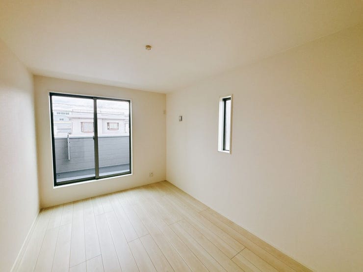 【洋室】
広々としたお部屋は家具の配置やインテリアデザインがしやすく、自分好みの居心地の良い空間を作れます♪
ソファやテレビ台を設置して家族や友人とくつろげるセカンドリビングスペースにもなります!