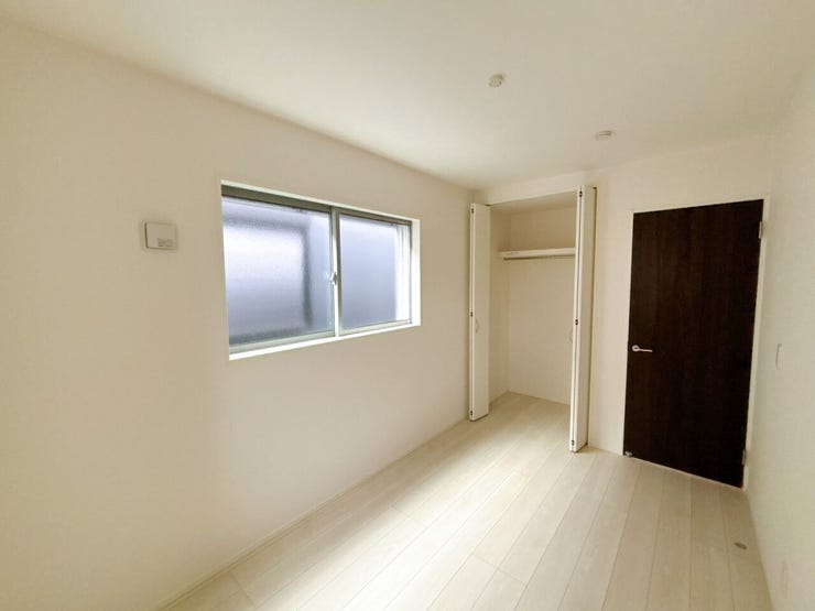 【全室収納付き】
全ての部屋に収納が備わっているため、家族ごとに持ち物を分けて整理しやすく、生活空間をすっきり保てます!
日々の片付けがしやすく、暮らしのリズムが整いやすい嬉しいポイントです♪