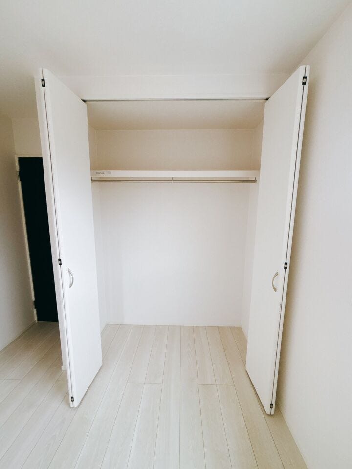 【収納】
扉付きのクローゼットは中身をしっかり隠せるため、生活感を抑えお部屋全体をすっきりと見せることができ、急な来客時にも安心です♪
さらに棚付きの収納があることで、細かな物も整理できます!