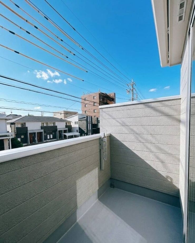 【バルコニー】
南に面したバルコニーは陽当りがよく、洗濯物が乾きやすいです♪
さらにバルコニーの壁が高く設計されているため、人目に付きづらく、洗濯物を干す際のプライバシー保護にもなります♪