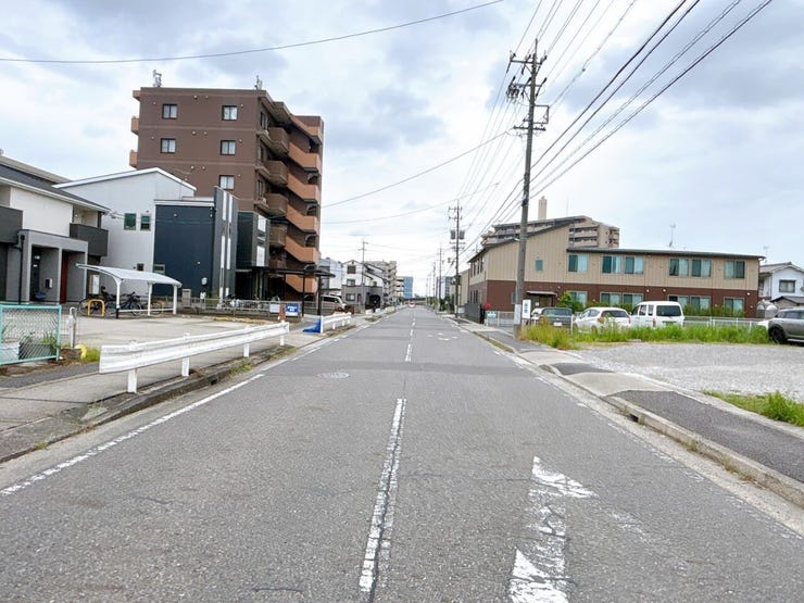 【前面道路】
前面道路が広いため運転がしやすく、日々の交通ストレスが軽減されます!
また家の前が建物などで遮られることがなく、日当たりが良くなり、家全体が明るい印象を受けます!