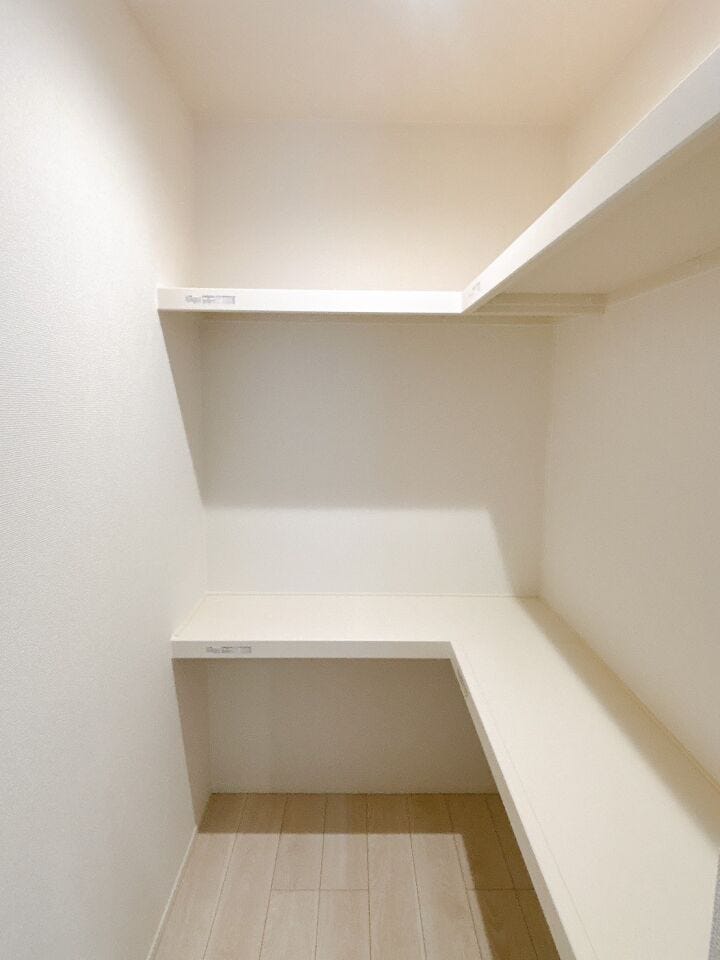 【パントリー】
食材や食器類など自分好みに収納できるパントリー♪
収納スペースが増えるため、共働きや大家族の方などまとめ買いをよくする方におすすめです!
季節物の調理器具なども収納できます♪