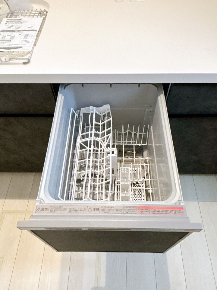 【食器洗い乾燥機】
食器洗いの時間を大幅に短縮できる食洗機付き!
手洗いに比べて、使用する水の量を大幅に節約でき、一度の洗浄で使う水は、手洗いに必要な量の3分の1以下とも言われています!