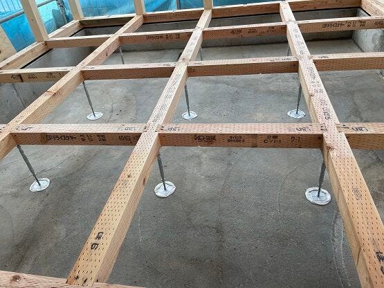 腐朽やシロアリに無縁の鋼製を採用し防錆性に優れためっき処理を施しています。施工後乾燥による大引きの木やせで生じた隙間を後から調整する事も可能です。