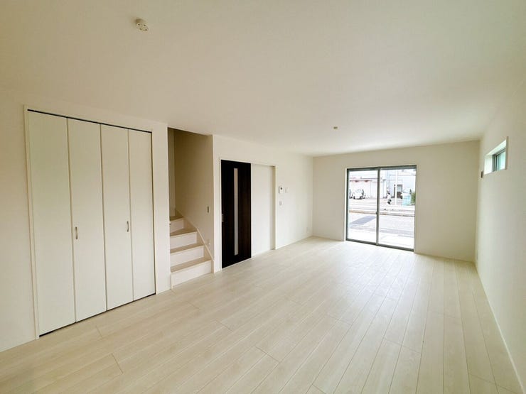 【リビング階段】
リビング階段を設置することでお部屋奥行が生まれ空間を広く見せることができます!
さらに2階に上がるために必ずリビングを通るため、家族とのコミュニケーションが生まれやすくなります!