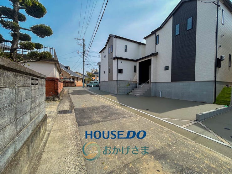 【前面道路】
閑静な住宅街に位置する、見通しの良い前面道路。小さなお子様がいるご家庭も安心の、落ち着いた住環境が広がっています。