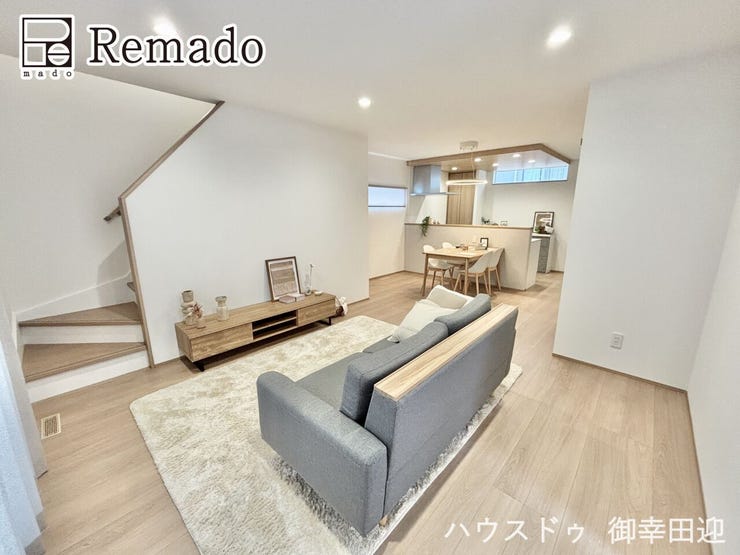【リビング】
■家族の笑顔が集う中心地■お気に入りの家具を迎え、窓からは心地の良い光が差し込みます。※CGで家具を配置しています。