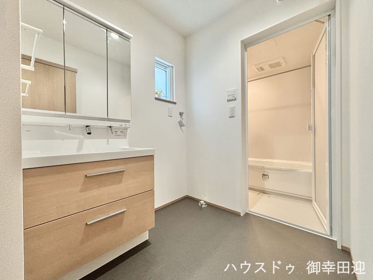 ■清々しいリフレッシュ空間■自分を磨き、気持ちを切り替える。心地よい光が差し込むプライベートスペース。