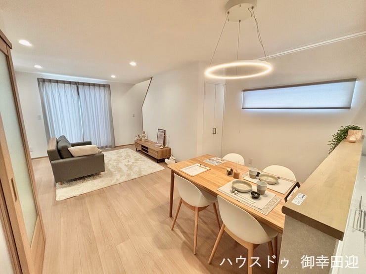■安らぎと笑顔の中心地■陽光が優しく降り注ぎ、会話が自然と弾む。ここでは、毎日が特別な時間へと変わります。
