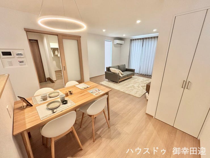 ■安らぎと笑顔の中心地■陽光が優しく降り注ぎ、会話が自然と弾む。ここでは、毎日が特別な時間へと変わります。