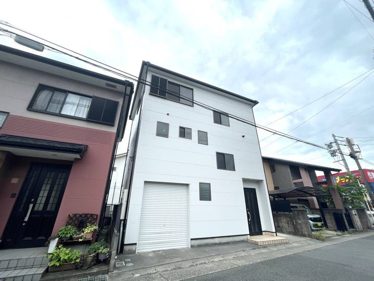 ◇外観◇
2階リビングとなっています。日の入る時間が1階よりも2階の方が長いので、明るいリビングとなっています。近隣が気になりにくく、プライバシーを守れるのも利点ですね。