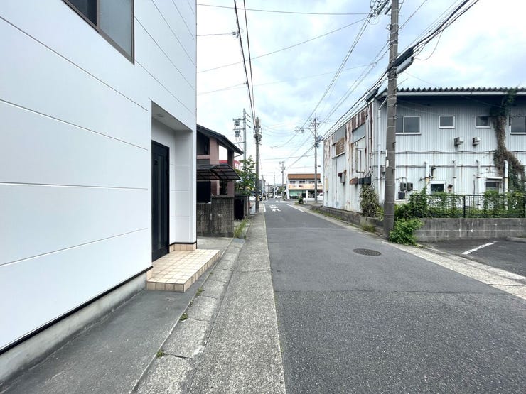 ◇前面道路◇
北側に面する道路は約6mです。車2台がすれ違っても安心な幅です。事故率や歩行者の安全性、騒音などを考えると程よい幅なのではないでしょうか。