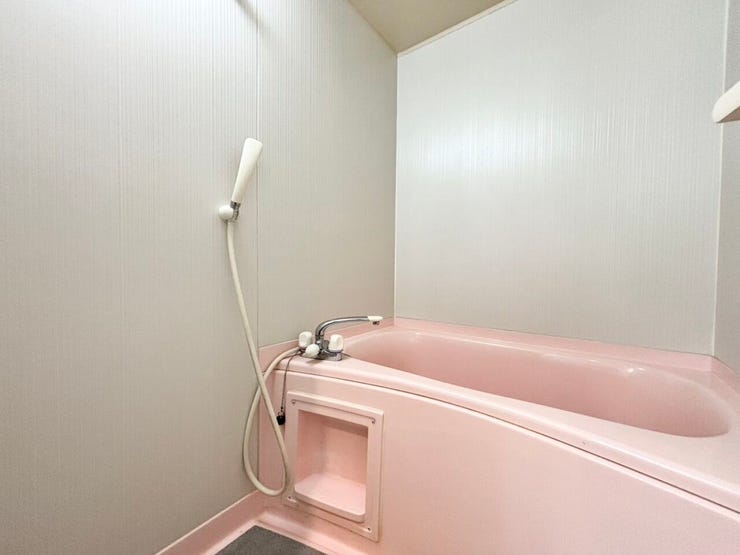 シンプルで使いやすいバスルーム。
落ち着いた空間で、毎日の入浴時間を快適にお過ごしいただけます♪