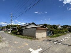 南西角地です。未登記建物(倉庫など)は解体致します。