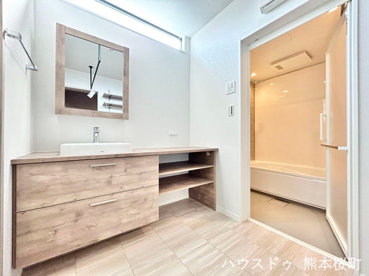 ■清々しいリフレッシュ空間■自分を磨き、気持ちを切り替える。心地よい光が差し込むプライベートスペース。