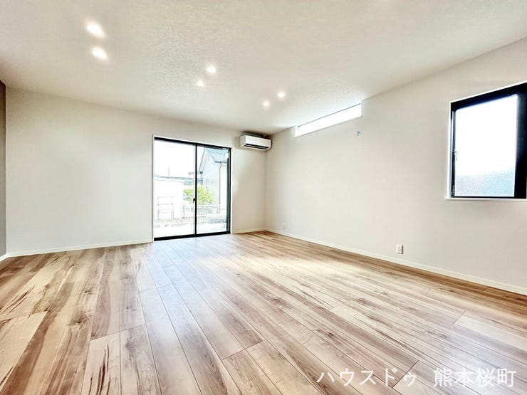 ■安らぎと笑顔の中心地■陽光が優しく降り注ぎ、会話が自然と弾む。ここでは、毎日が特別な時間へと変わります。