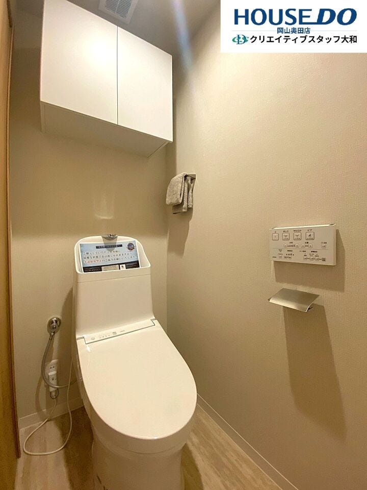トイレには省スペースで便利な吊戸棚アリ