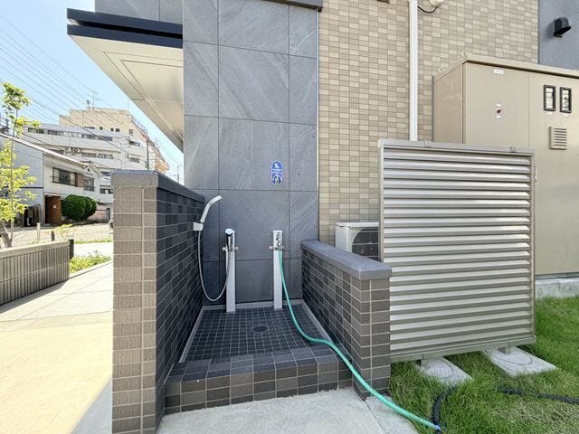 共用部にペット専用の足洗い場を設置しています。