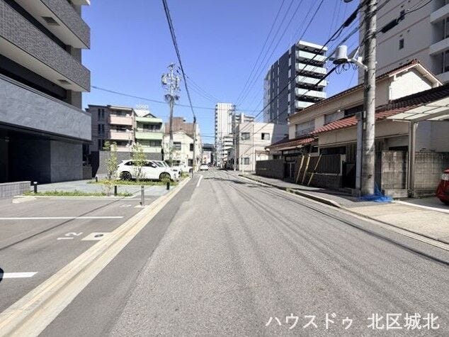 【南側前面道路】
街並みが開放的で圧迫感がありません。