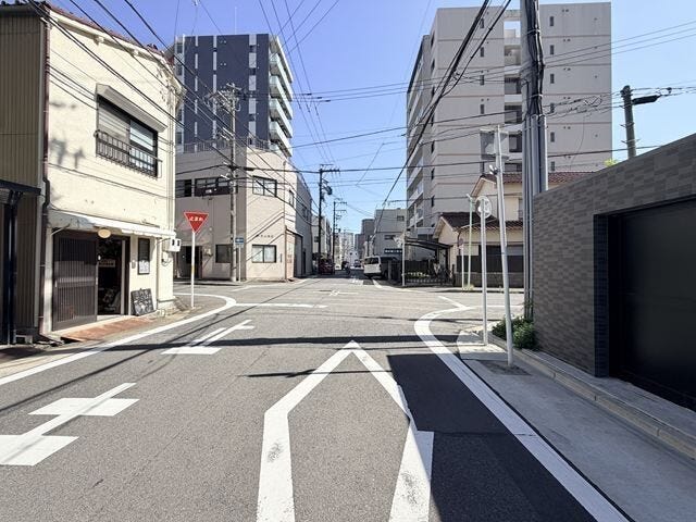 【東側前面道路】
道幅が広すぎると交通量が増えてしまうのも心配ですので、これぐらいが理想的な道幅なのかもしれませんね。
