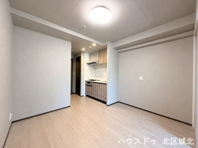 【8帖LDK】
リビングとダイニングキッチンが集まった開放的な空間。できた料理をすぐに食卓へ運べるのも嬉しいですね。
※イメージ画像(実際の写真をもとに家具等をCGで除去したものになります)