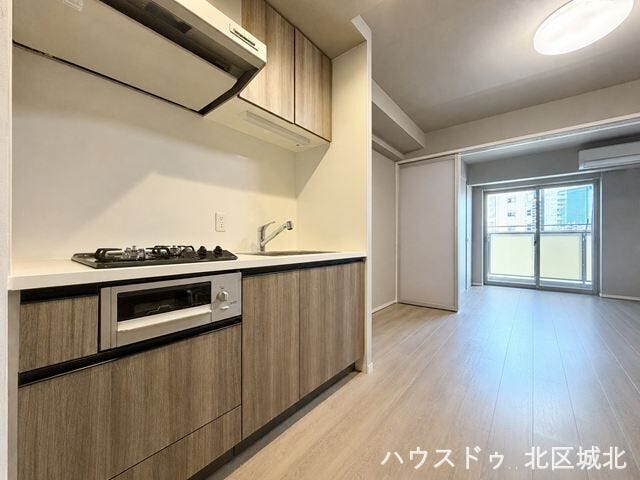 スタイリッシュなキッチン。明るさと使いやすさを兼ね備えた魅力のLDKです。
※イメージ画像(実際の写真をもとに家具等をCGで除去したものになります)