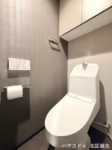 シンプルで落ち着いた雰囲気のトイレ。明るく、毎日の暮らしを快適にサポートする清潔な空間です。