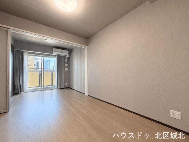 【8帖LDK】
室内は木目の落ち着きの感じられる雰囲気になっています。
※イメージ画像(実際の写真をもとに家具等をCGで除去したものになります)