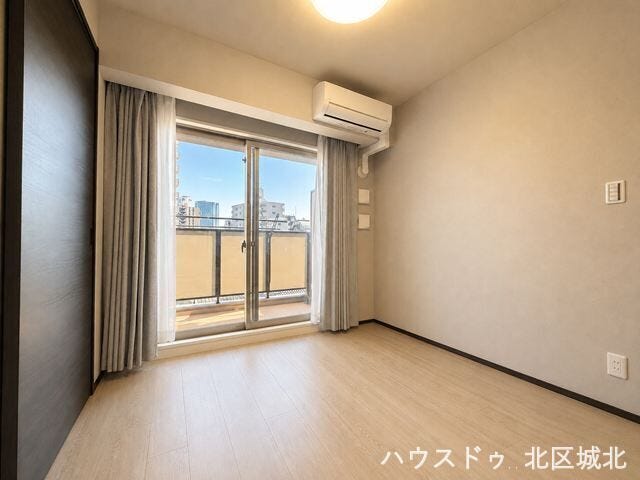 【3.8帖洋室】
バルコニーに面しているので、晴れた日は明るく過ごしやすい空間です。
※イメージ画像(実際の写真をもとに家具等をCGで除去したものになります)