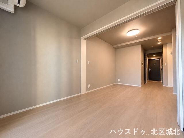 【3.8帖洋室】
自分専用の場所があるので,リビングダイニングに自分のものを置きっぱなしにすることもなくなります。
※イメージ画像(実際の写真をもとに家具等をCGで除去したものになります)