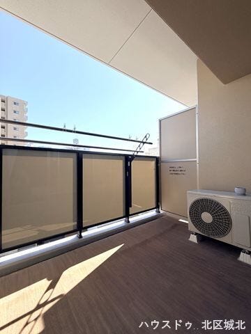 幅と奥行きのあるバルコニー。インナーバルコニーのように屋根があるので、急な雨に降られても、安心です。