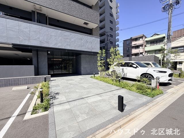 エントランスです。住まう方やゲストを迎える、開放感あふれるホテルライクなエントランスホール。