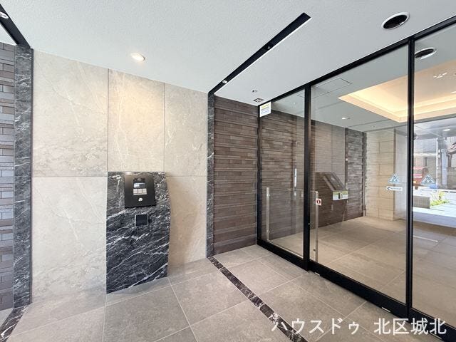 エントランスです。オートロックマンションのため、防犯面でも安心です。