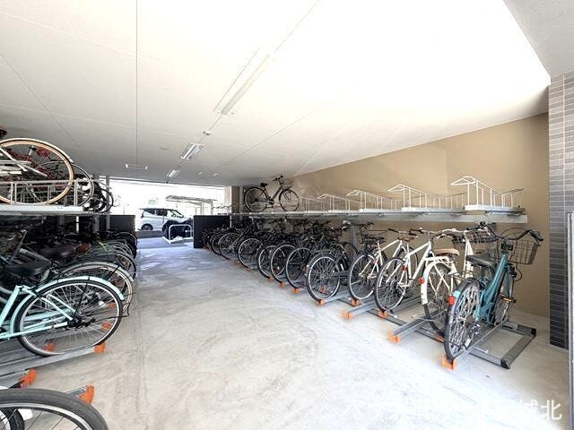 駐輪場です。屋根が付いていますので、自転車が雨で濡れることなく保管することができます。