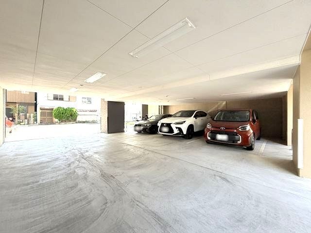 平面駐車場です。
屋根が付いていますので雨の日の乗り降りもスムーズにできます。
