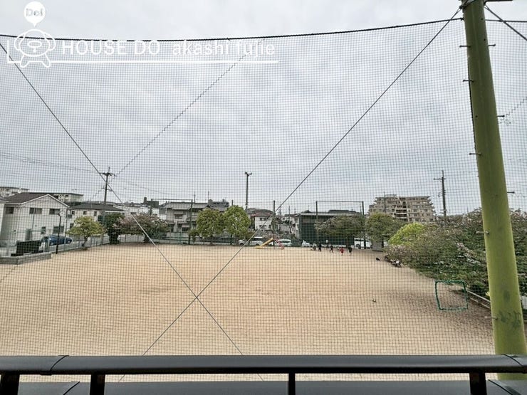 バルコニーから隣に位置する山川公園が見えます