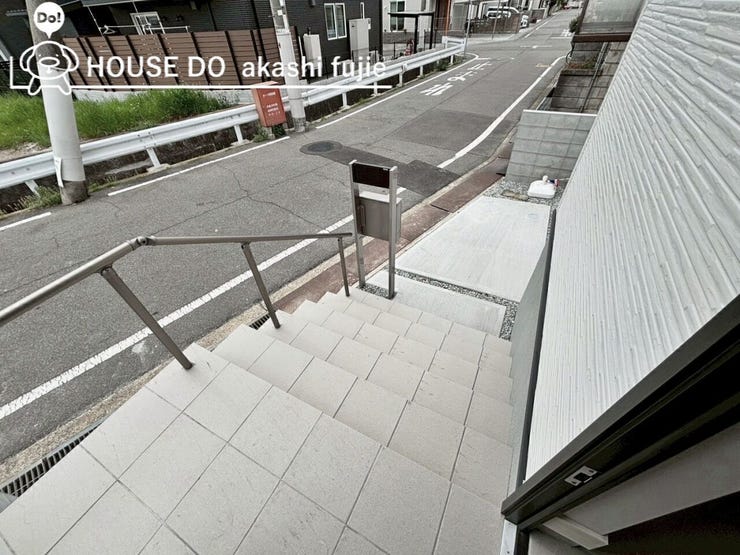 エントランスには手摺り付きの階段があります