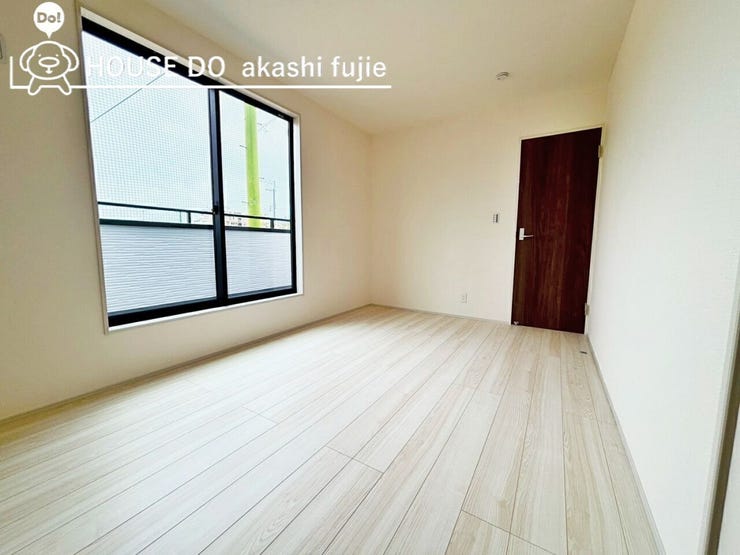 掃き出し窓があるお部屋になります