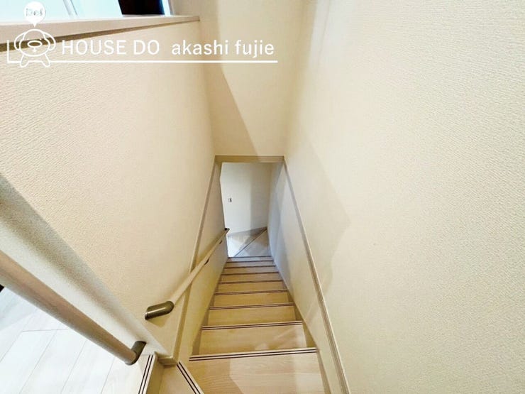 階段には手摺りが付いているのでお子様にも安全です