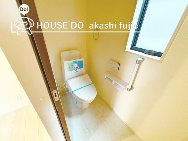 トイレには小窓があり明るい空間
