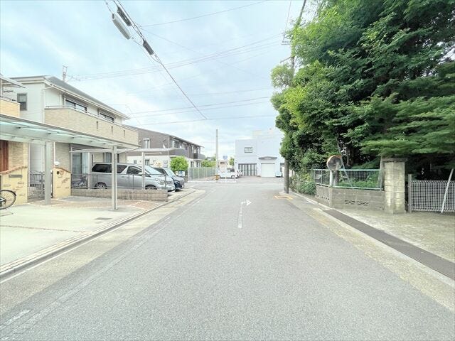 幅員約7mの前面道路です。普通車が余裕を持ってすれ違うことの出来る道幅です。もちろん、大型車も余裕を持って通行出来ます。