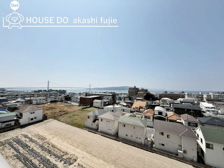 バルコニーからは明石海峡大橋が望めます