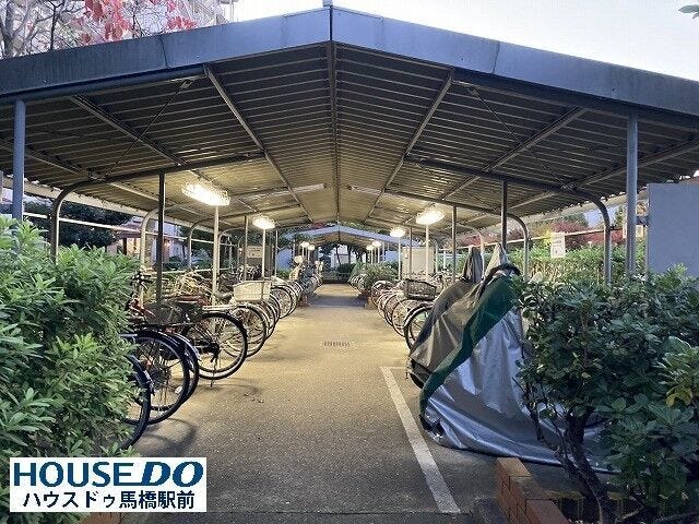 きちんと整理整頓された屋根付きの自転車置き場