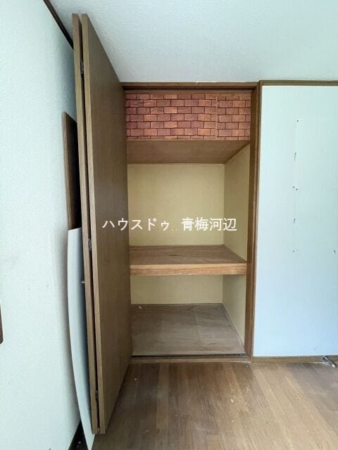 6帖洋室収納:奥行のある収納なので、お布団などをしまうことができます。収納グッズを使って空間を有効活用することができます。