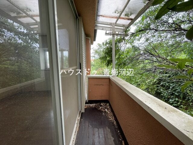 バルコニー:布団や毛布・シーツなどの大きなものも干せるので、ベッドやお布団を清潔に保てますね。