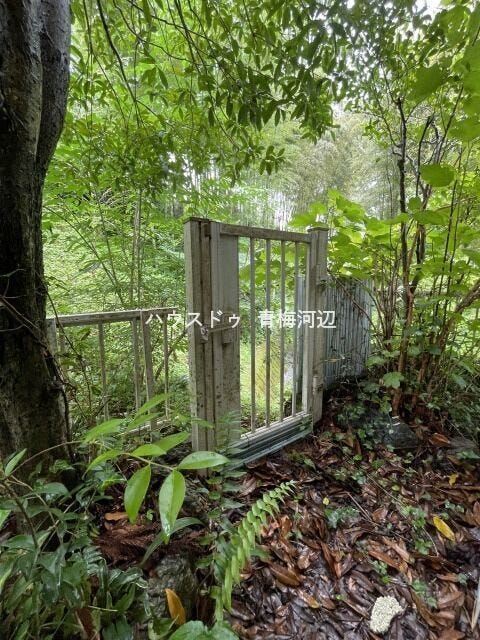 玄関前:川へ行く出入口になります。
