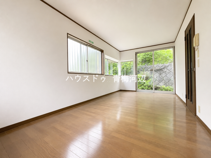 リビング:大きめの窓を含む2面採光なので日当たり・風通し良好です。ご家族で気持ちよく過ごすことができますね。※一部CG家具消し加工処理をしています。