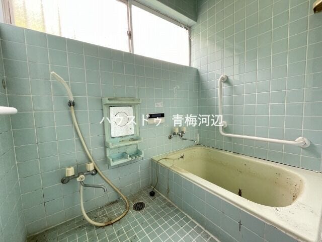浴室:明るく清潔感のある浴室になります。窓があることで湿気がこもりにくく、お掃除もしやすいですね。壁に手すりが付いているので浴槽から立ち上がる際も安心です。