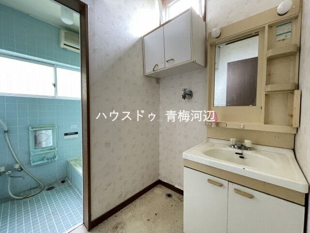洗面所:洗面台には収納もしっかりついていますので、洗剤やシャンプーなどのストックもできます。大きな鏡で朝の身支度も楽々♪